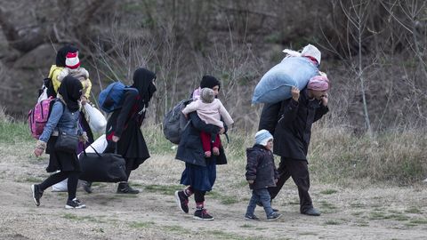 Vene spioonid aitavad inimkaubitsejatel Euroopa sisserändajatega üle ujutada