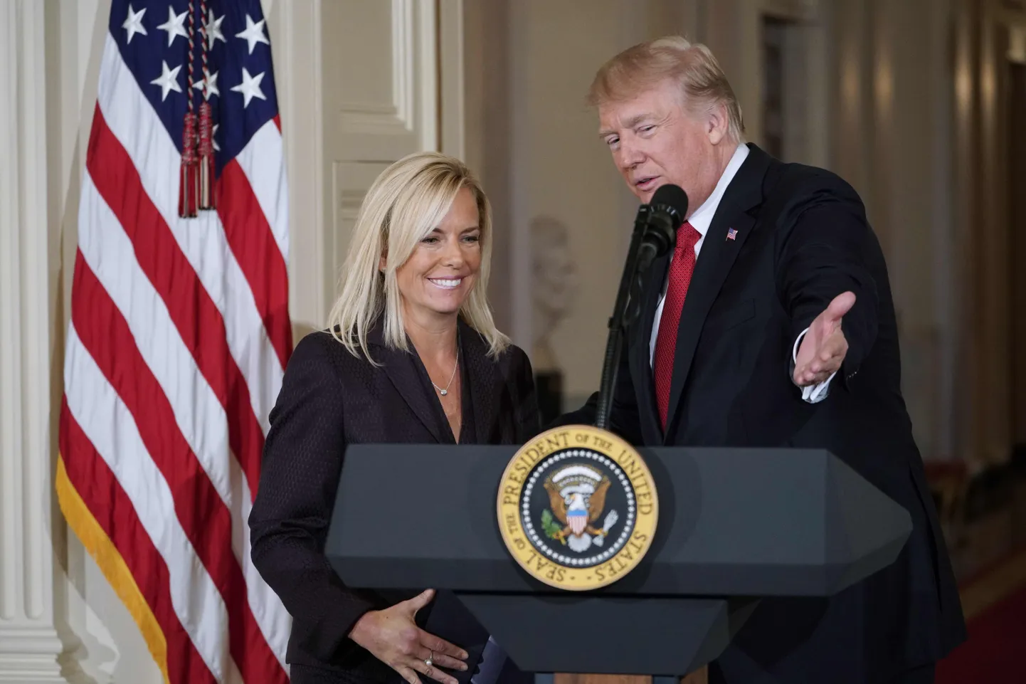 USA president Donald Trump (paremal) ja sisejulgeoleku minister Kirstjen Nielsen.