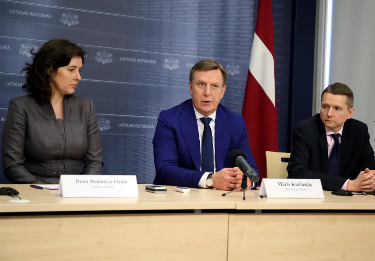 Bijusī finanšu ministre Dana Reizniece – Ozola, bijušais premjers Māris Kučinskis un FKTK vadītājs Pēters Putniņš