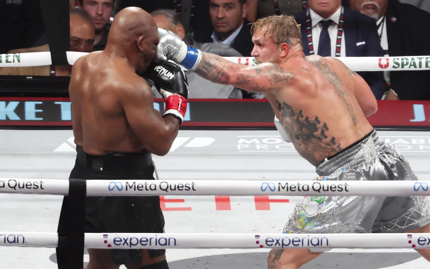 Jake Paul (paremal) sai Mike Tysonile korduvalt korralikult pihta, aga pikali teda ei löönud.