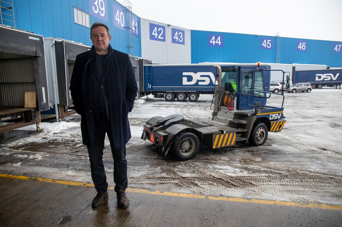 Logistikaettevõtte DSV Eesti juht Jaan Lepp näitab terminalivedukit Terberg YT182, mis on üks esimestest koormisteate saanutest ja läheks vajadusel riigikaitse teenistusse. 