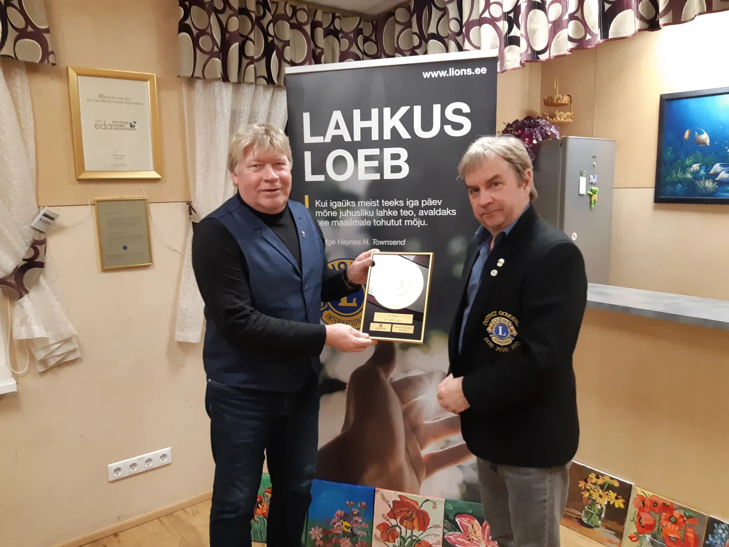 Lions klubi Põlva president Vello Saar klubi sünnipäeva puhul kuldplaati vastu võtmas kuberner Enno Rõõsi käest.