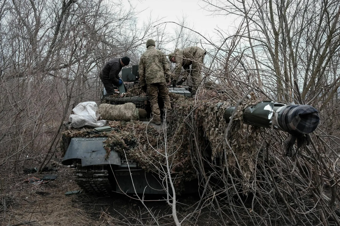 Ukraina sõdurid parandavad Toretski lähedal tanki.