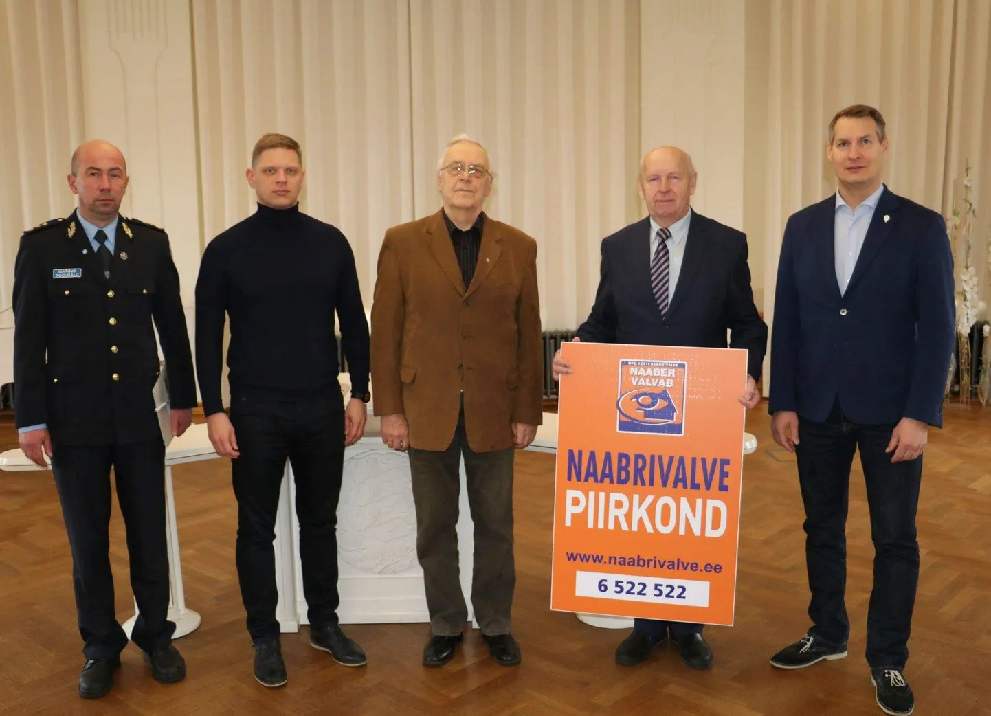 Uue naabrivalve piirkonna loomine Järvamaal Paide linna halduses.

Fotol: paremal Marek Väljari (MTÜ Eesti Naabrivalve tegevjuht), Are Riistan (uue sektori vanem), Jüri Siim (Eesti Naabrivalve maakondlik arendusjuht), Priit Värk (Paide linnapea) ja Margus Toomsalu (Paide politseijaoskonna juht).