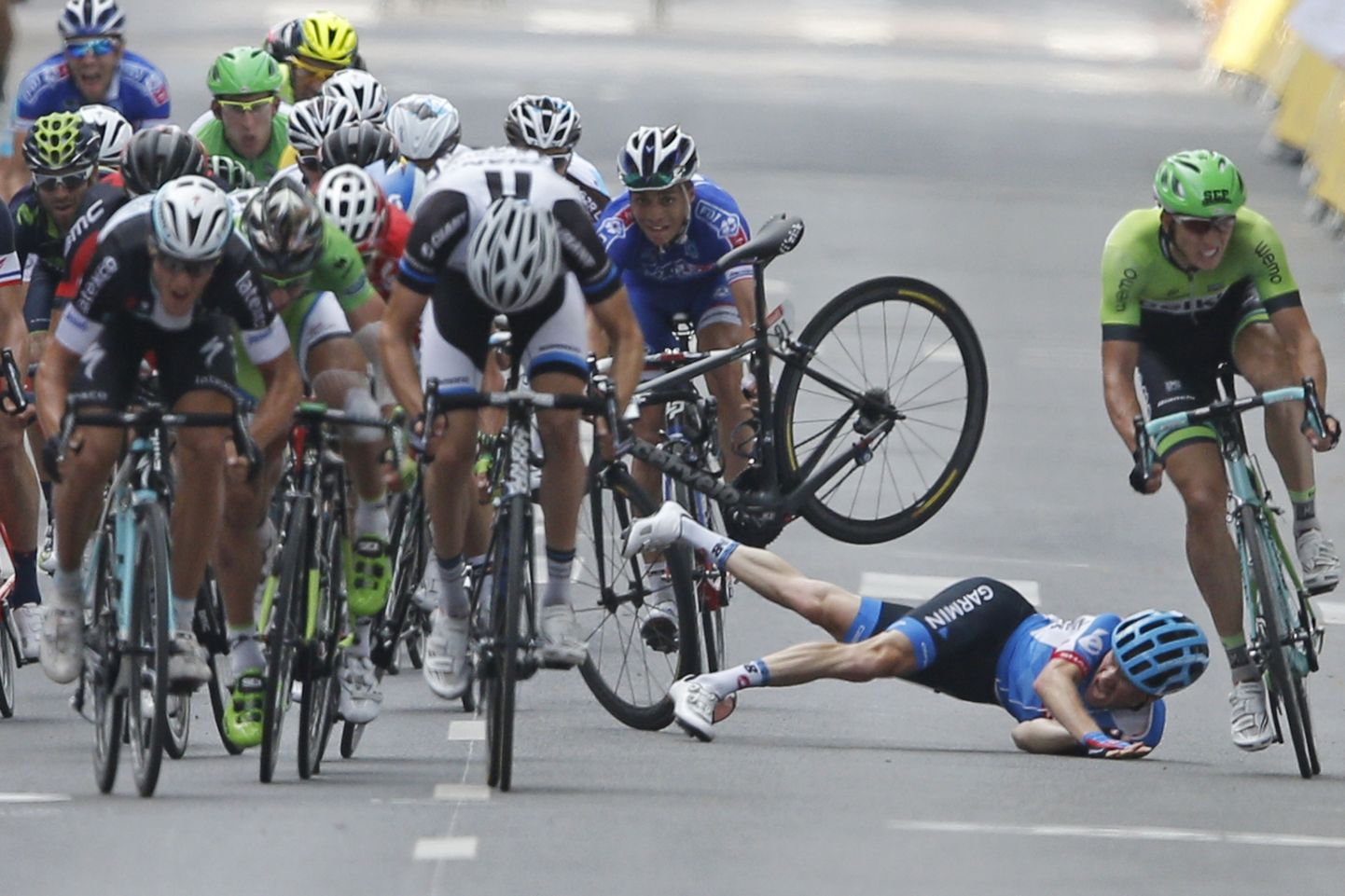 Tour de France'i 7. etapi lõpusirgel kukkus Andrew Talansky. Foto vasakus servas etapivõidu võtnud Matteo Trentin.