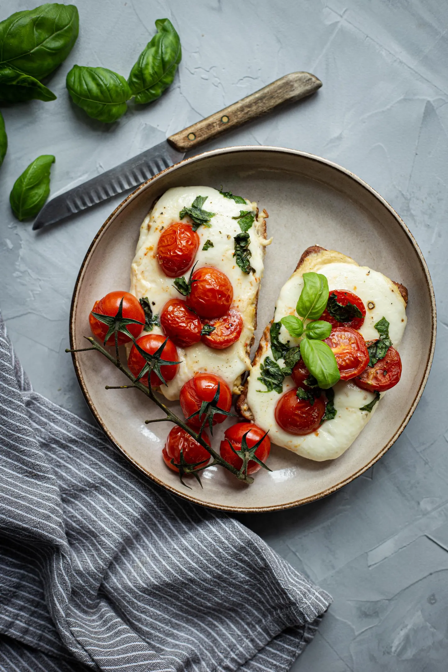 Mozzarella-tomativõileib.