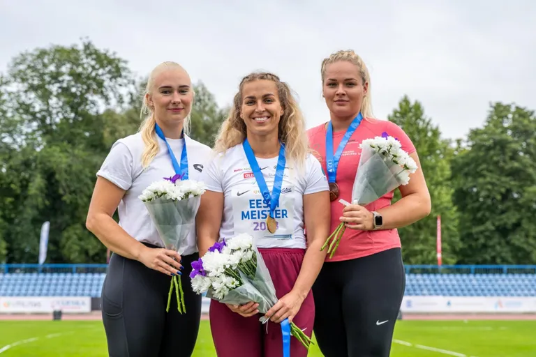 Kati Ojaloo (keskel) pälvis naiste varasaheites Eesti meistri tiitli tulemusega 62.89. Fotol on ta koos hõbemedali võitnud Anna Maria Oreli (vasakul) ja pronksmedali saanud Kätlin Piirimäega.