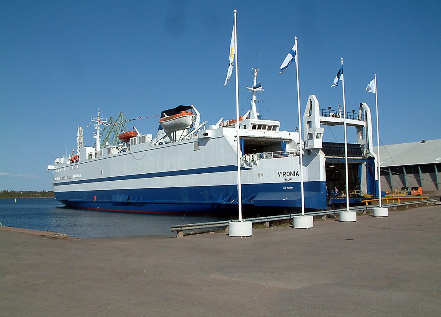 Sillamäe ja Kotka vahel toimis reisilaevaliiklus kuni 2007. aasta sügiseni, tollal tegutses seal Saaremaa laevakompanii laevaga Vironia.