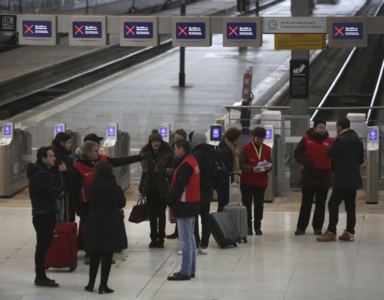 Raudteetöötajad juhendamas streigi ajal hätta sattunud reisjaid Gare de Lyoni raudteejaamas Pariisis.