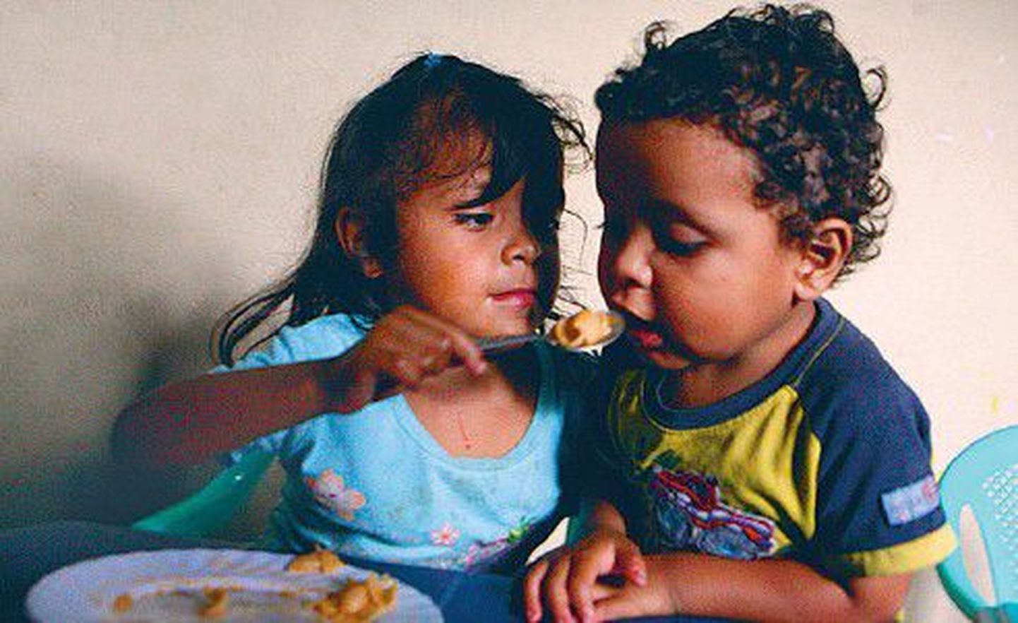 Дети в пригороде столицы Гондураса Тегусигальпа, который получил название El Infierno (в переводе с испанского — ад), на суповой кухне для бедных.