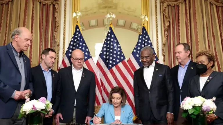 Спикер Палаты представителей Нэнси Пелоси подписывает "Закон о ленд-лизе в защиту демократии в Украине" 2 мая в Вашингтоне