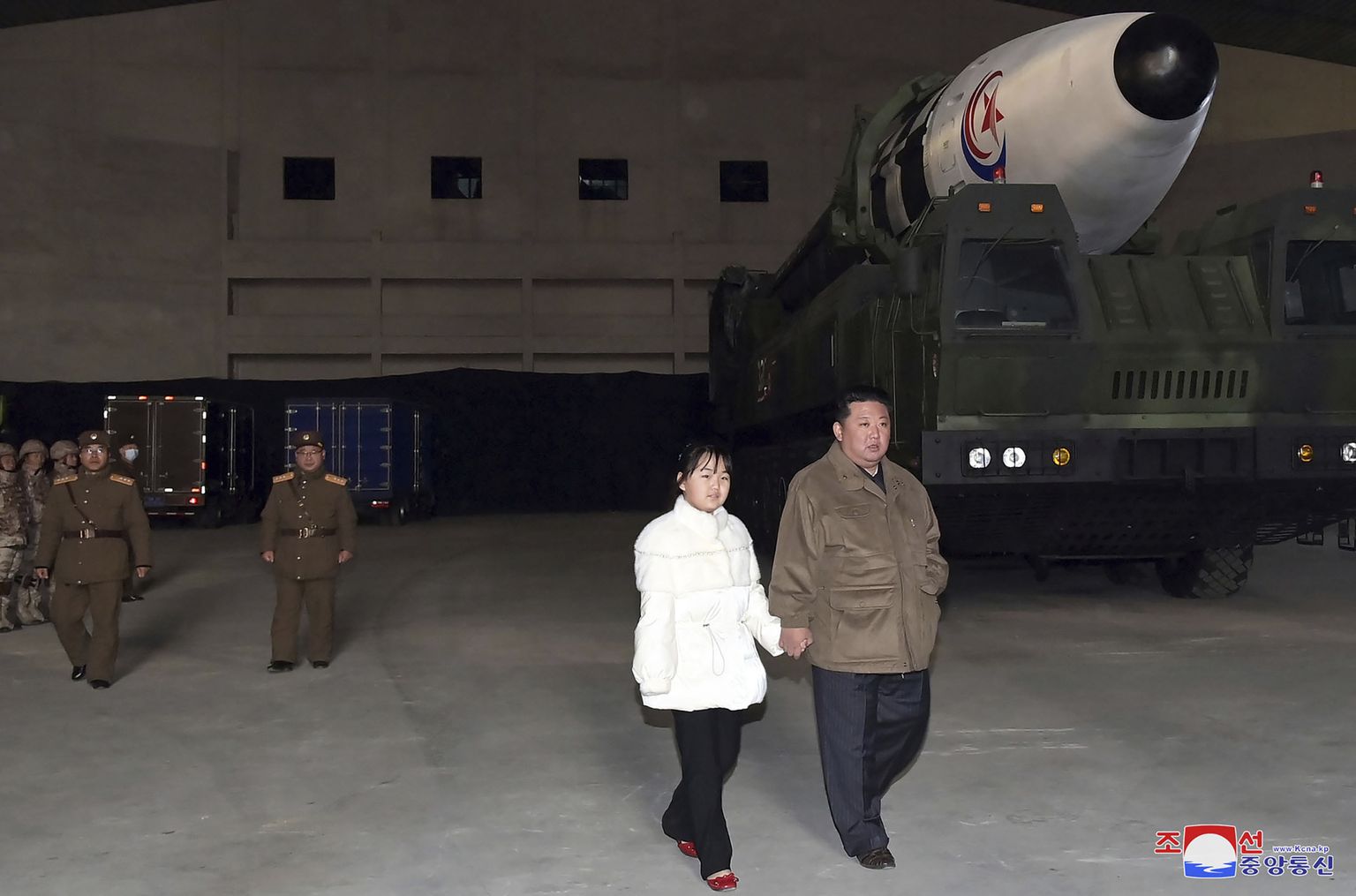 Põhja-Korea liide Kim Jong-un viis oma tütre mandritevahelise ballistilise raketi katsetust vaatama. Põhja-Korea meedia avaldas foto 19. novembril 2022