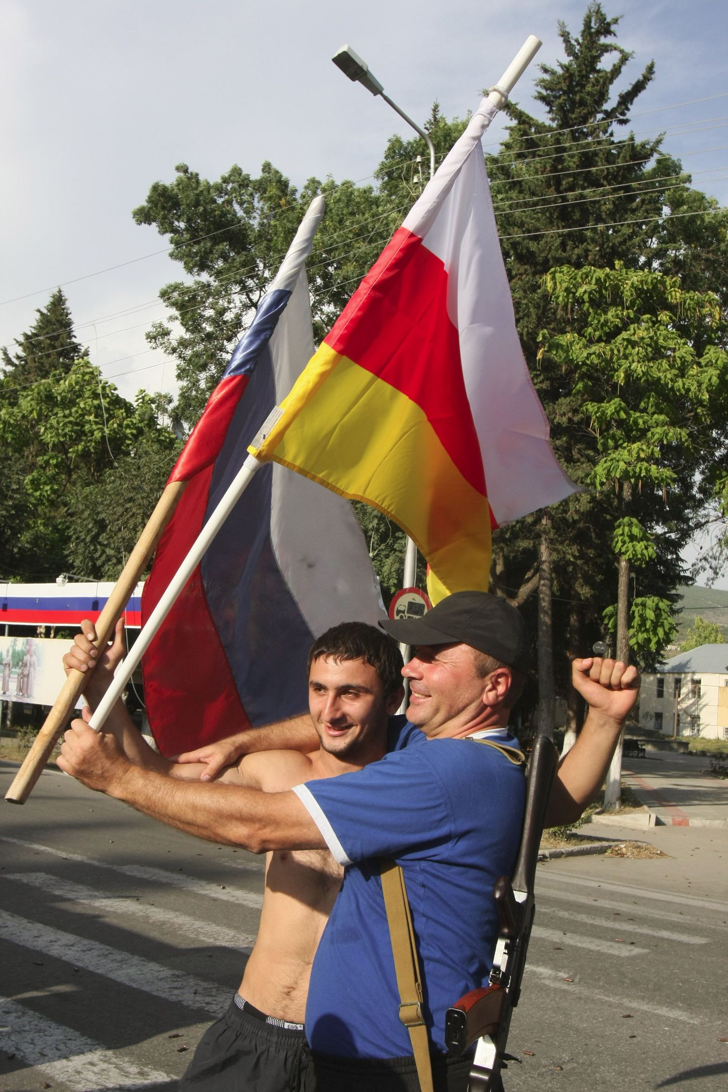 Mehed Venemaa ja Lõuna-Osseetia trikolooriga.