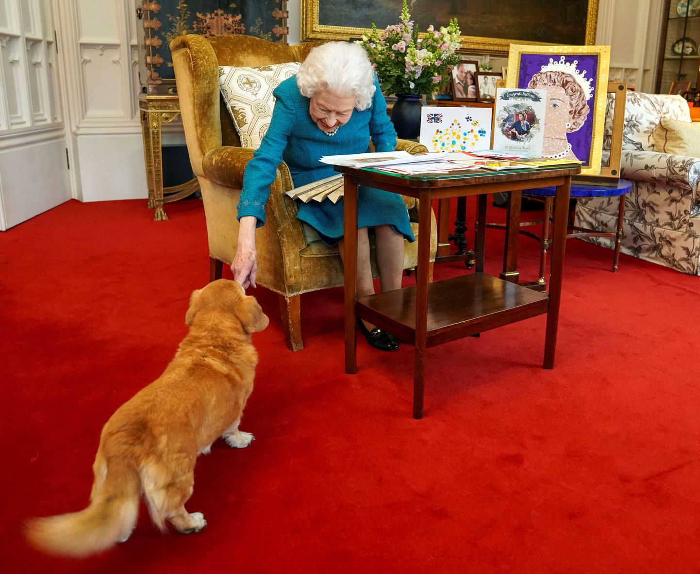 Kuninganna Elizabeth II oma koeraga. Jaanuar 2022.