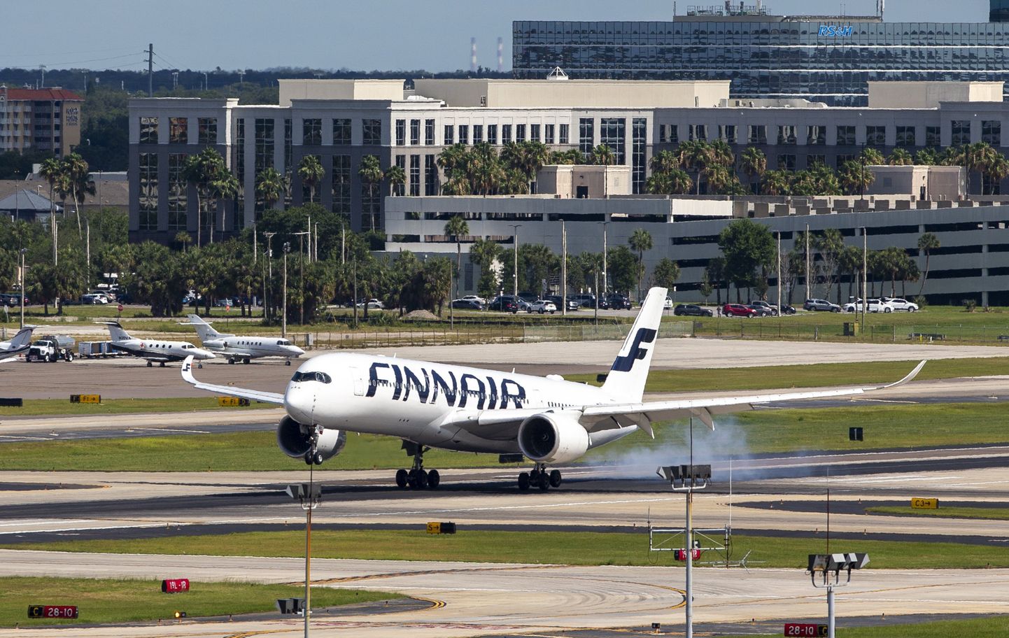 Finnairi Airbus A350 maandumas Tampa lennuväljale USAs.