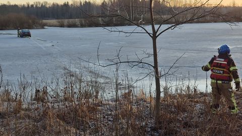GALERII JA VIDEO ⟩ Asu järvel hargnes varahommikul päästeoperatsioon