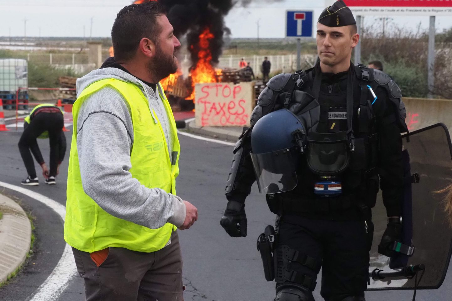 Francijā turpinās "Dzelteno vestu" protesti pret augstajām degvielas cenām