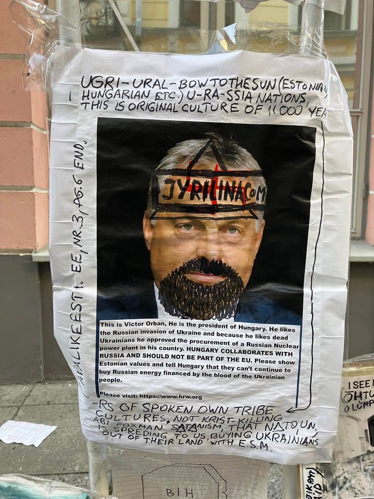 На следующий день плакат у посольства России был разрисован