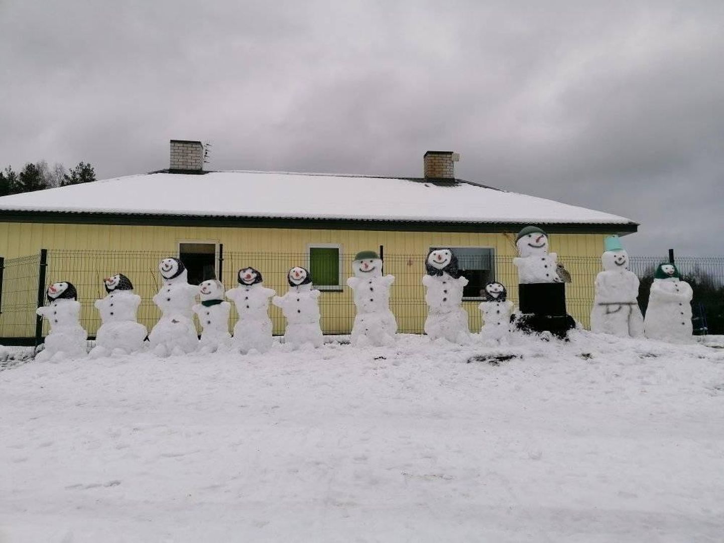 Vahva: naised ehitasid lumememmeküla.