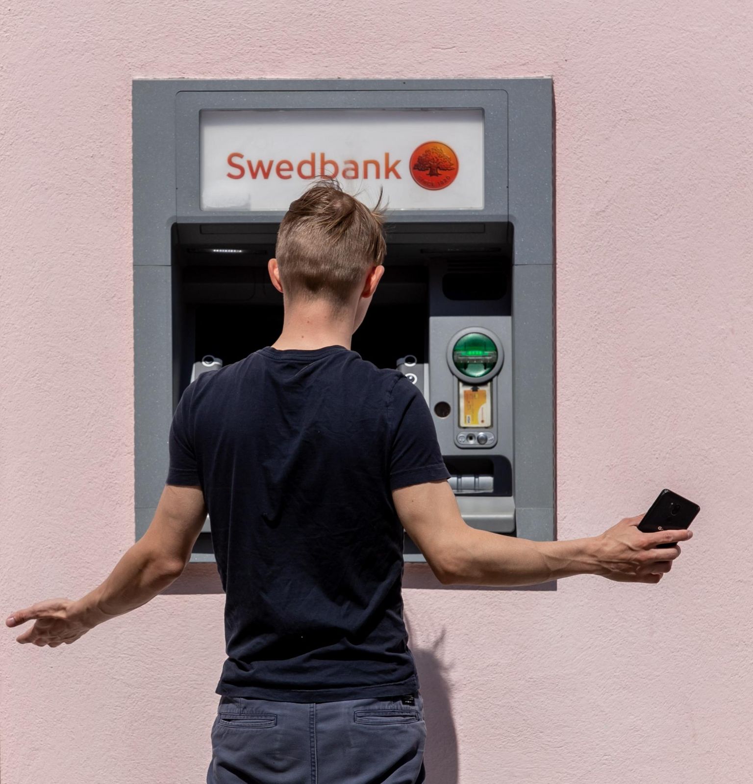 Eeloleval ööl võib esineda häireid Swedbanki sularahaautomaatide töös.