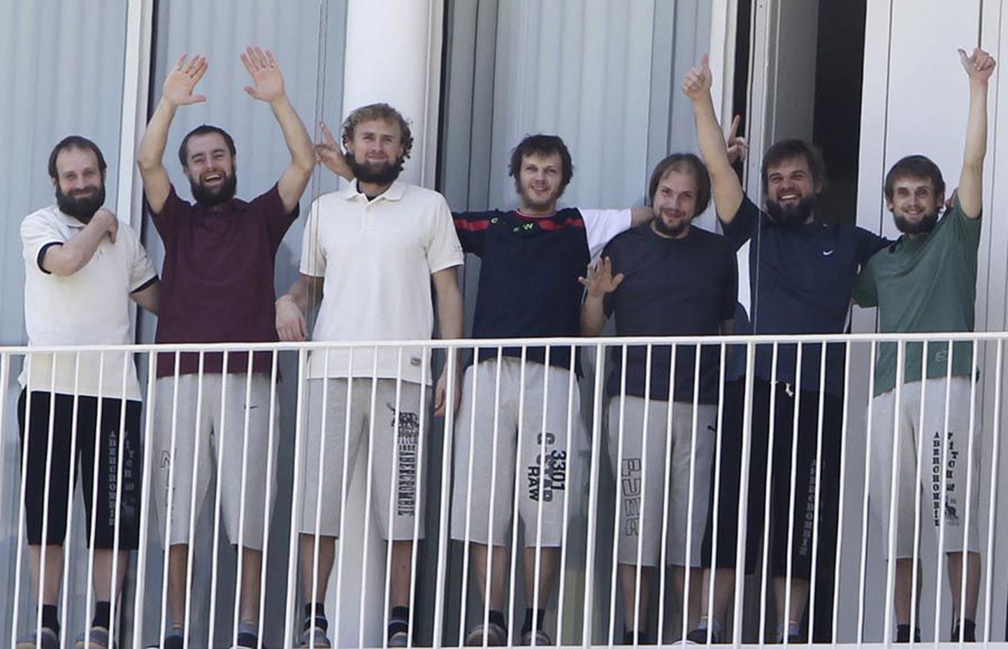 Eile päeval lehvitasid vabastatud mehed rahvale Beirutis Prantsuse suursaatkonna rõdult.