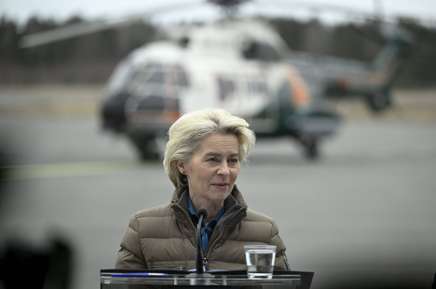 Урсула фон дер Ляйен полетала около границы с Россией на вертолете, 19 апреля 2024 года.