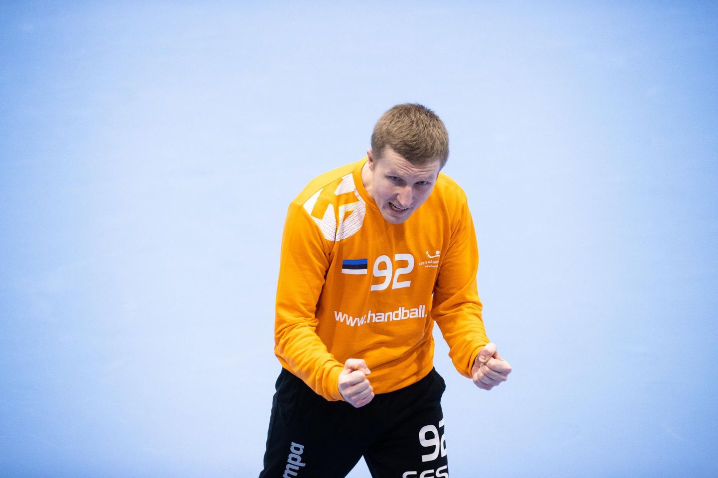 Eesti koondis sai Euroopa meistrivõistluste valiksarja mänguks valitsuselt tingimuslikult eriloa. Fotol on väravavaht Rasmus Ots.