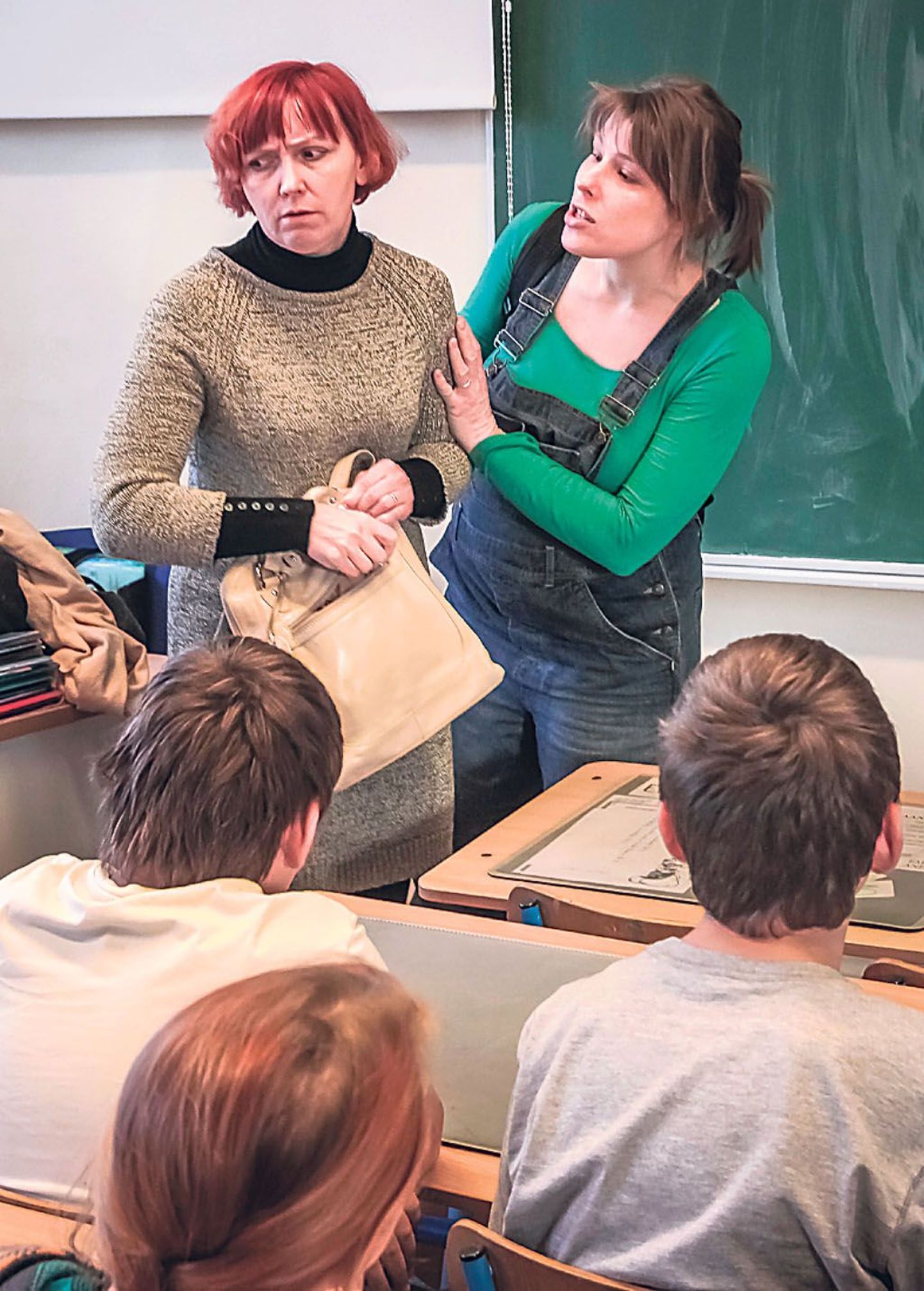 Iivi Kallaste (vasakul) ja Agnes Pulk etendavad klassi ees probleemset olukorda, millest pääsemiseks peavad õpilased lahendusi pakkuma.