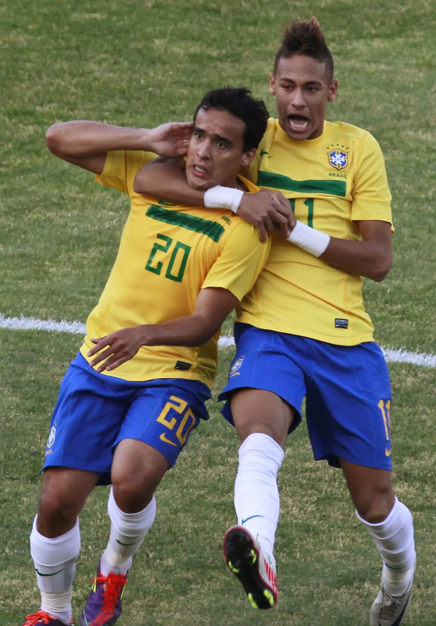 Jadson (vasakul) Brasiilia koondise särgis koos Neymariga väravat tähistamas.
