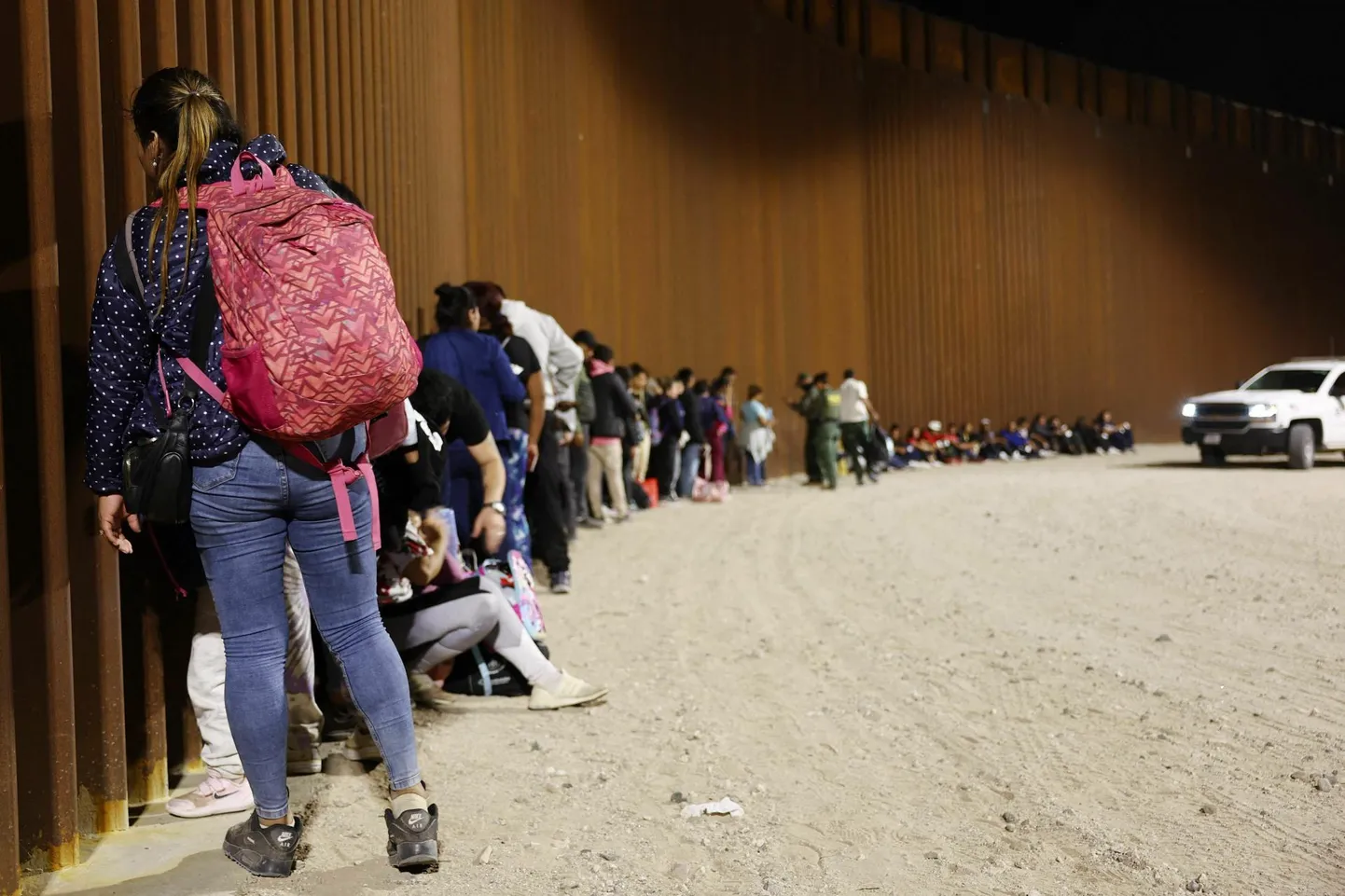 Arizona osariiki jõudnud migrandid piirimüüri ääres. 