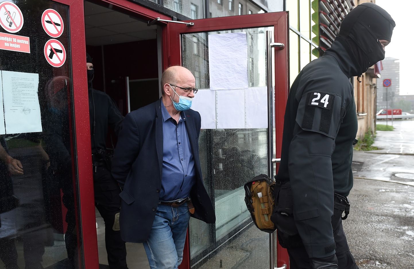 Spiegošanā Krievijas labā vainotais Saeimas deputāts Jānis Ādamsons tiek konvojēts pēc tiesas sēdes Rīgas pilsētas Vidzemes priekšpilsētas tiesā, kur viņam piemēroja drošības līdzekli - apcietinājumu.