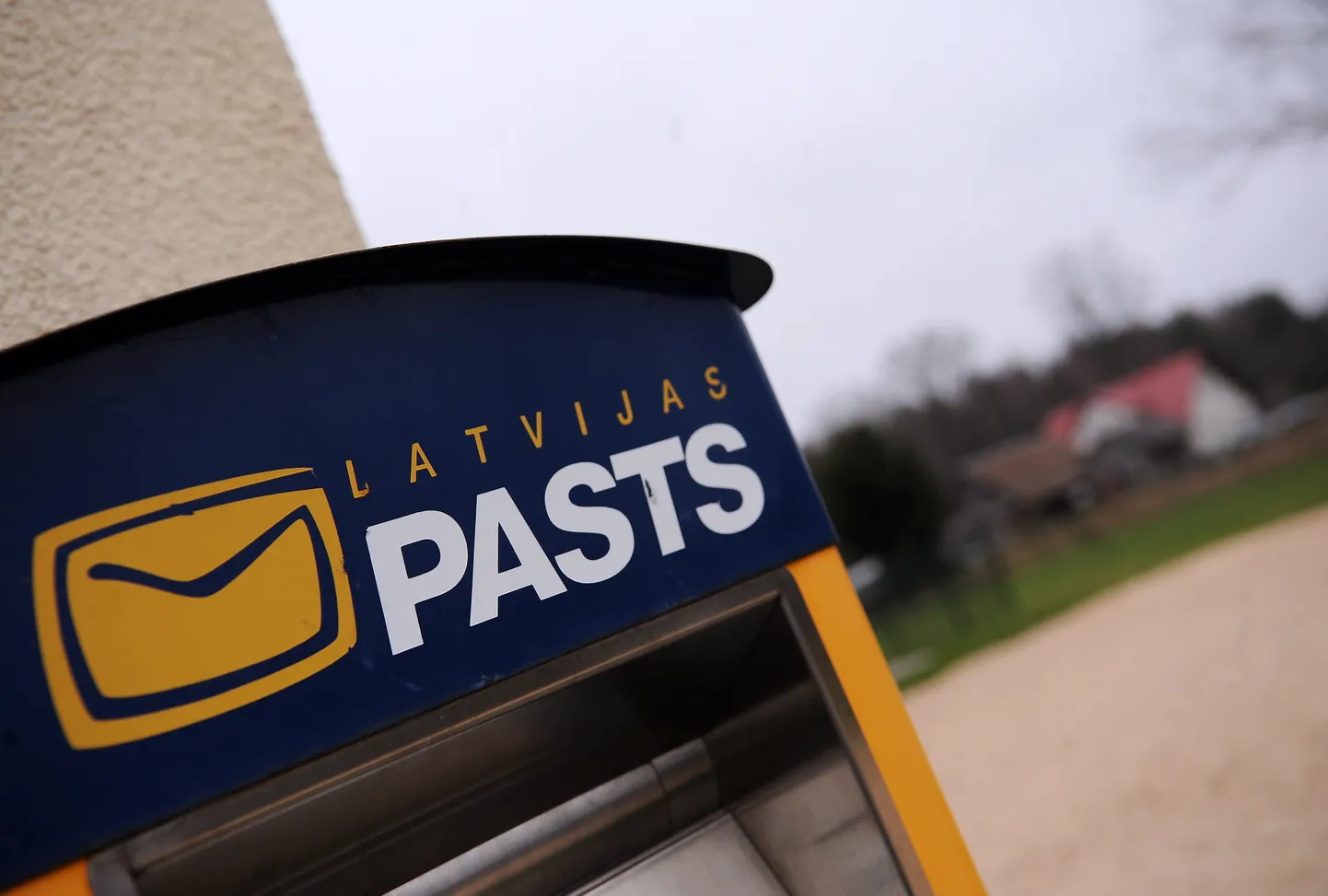 VAS "Latvijas Pasts" pasta kaste pie Matīšu pasta nodaļas.