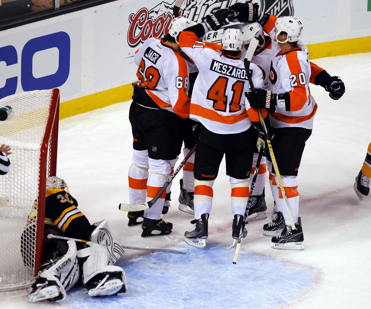 Philadelphia Flyersi mängijad rõõmustavad tiitlikaitsja alistamise üle.