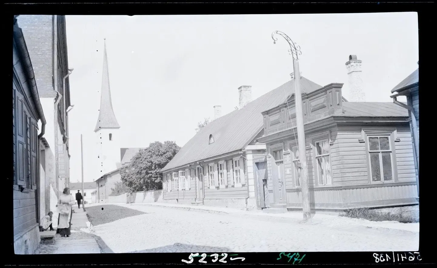 Vaade Pikale tänavale 20. sajandi alguses. Paremal hooned Pikk 23 ja Pikk 21.