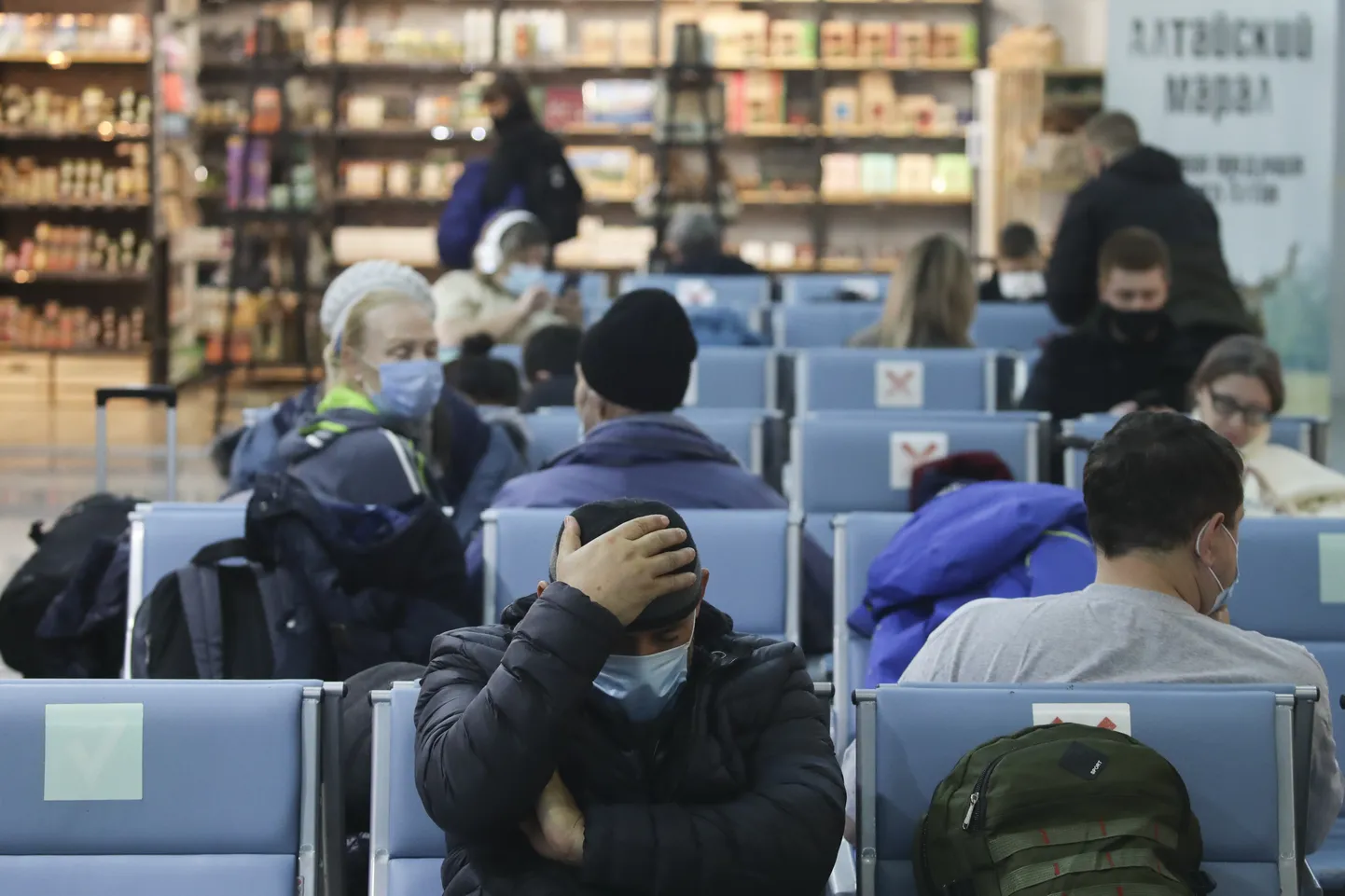 Reisijad ootamas Novosibirski lennujaamas.