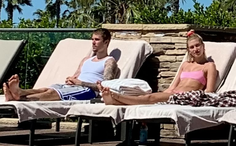 Mossis Justin Bieber abikaasa Hailey Baldwiniga basseini ääres.