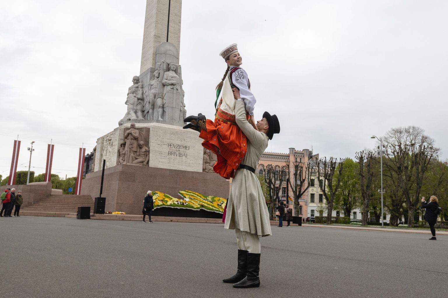Noored rahvatantsijad kogunesid 4. mail Riia vabadussamba juurde, et tähistada Läti taasiseseisvmispäeva.