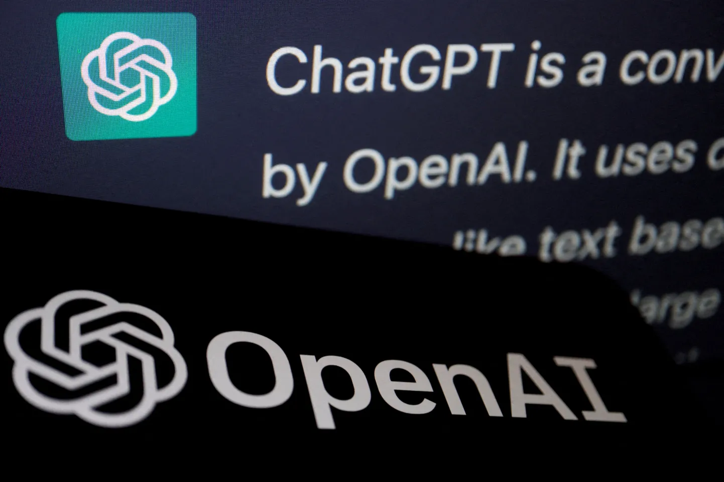 OpenAI logo ja selle tehisintellektist tšätboti ChatGPT loodud vestlus. Pilt on illustreeriv