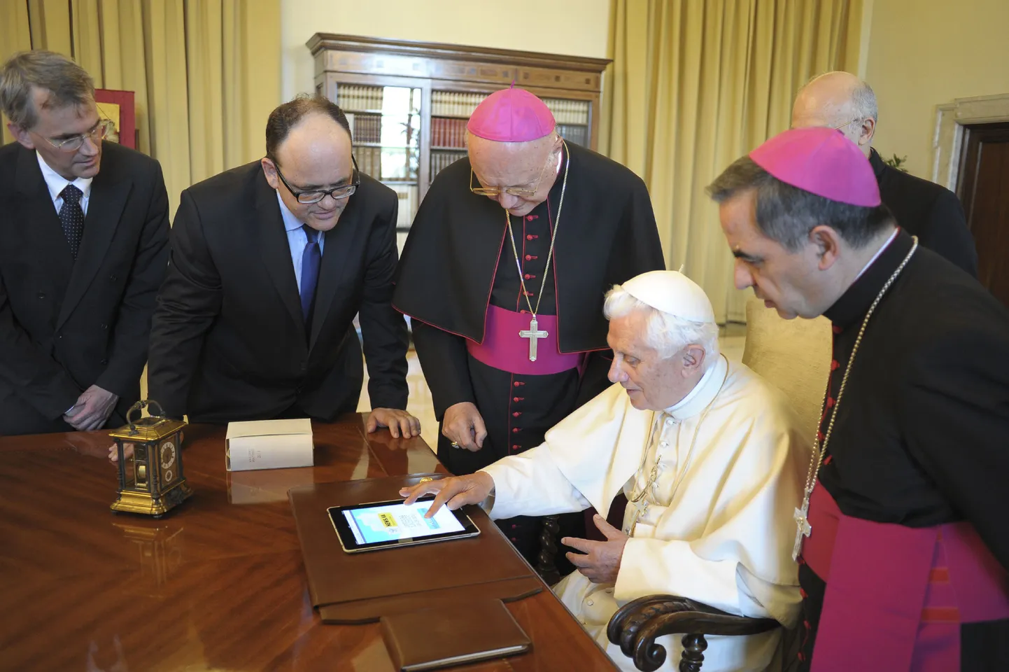Paavst Benedict XVI kasutamas iPadi ja kirjutamas Twitterisse