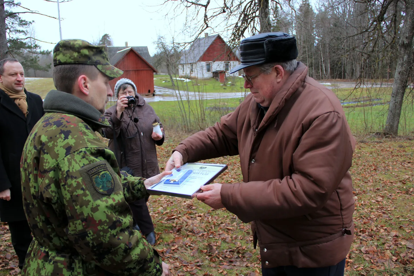 Kaitseliidu Valgamaa maleva pealik major Tõnis Org andis Lülle­mäe Vabadussõja ausamba juures Rein Puudersellile üle Valgamaa maleva esimese klassi teeneteristi.