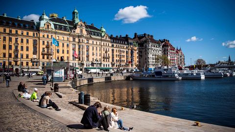 «Особый путь» Швеции: стратегия открытости спасет больше жизней, чем изоляция, но надо пожертвовать частью населения