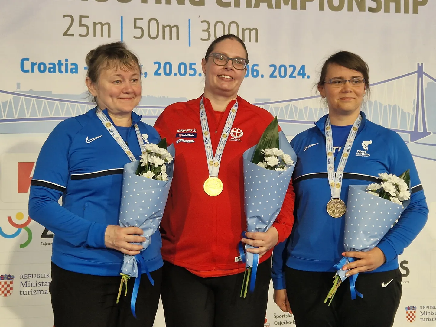 Naiste individuaalvõistluse esikolmik. Kõige vasemal on Anžela Voronova, kõige paremal Karina Kotkas.