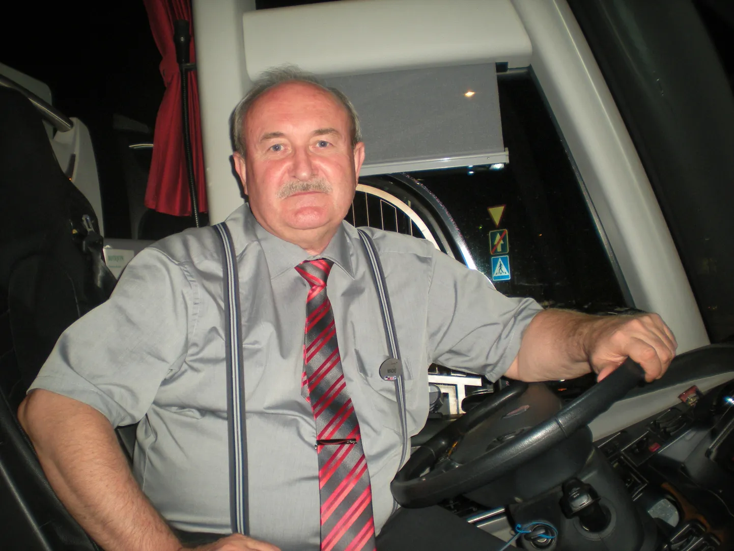 MADIS VIILU ütleb, et olukordi on bussijuhiametis nähtud igasuguseid, aga noa ja pipragaasi mõttes oli see tema jaoks esmakordne. Varem on Madis Viilu tähelepanu pälvinud “ravimilaksu” all olnud liiklusrikkuja tabamisega.