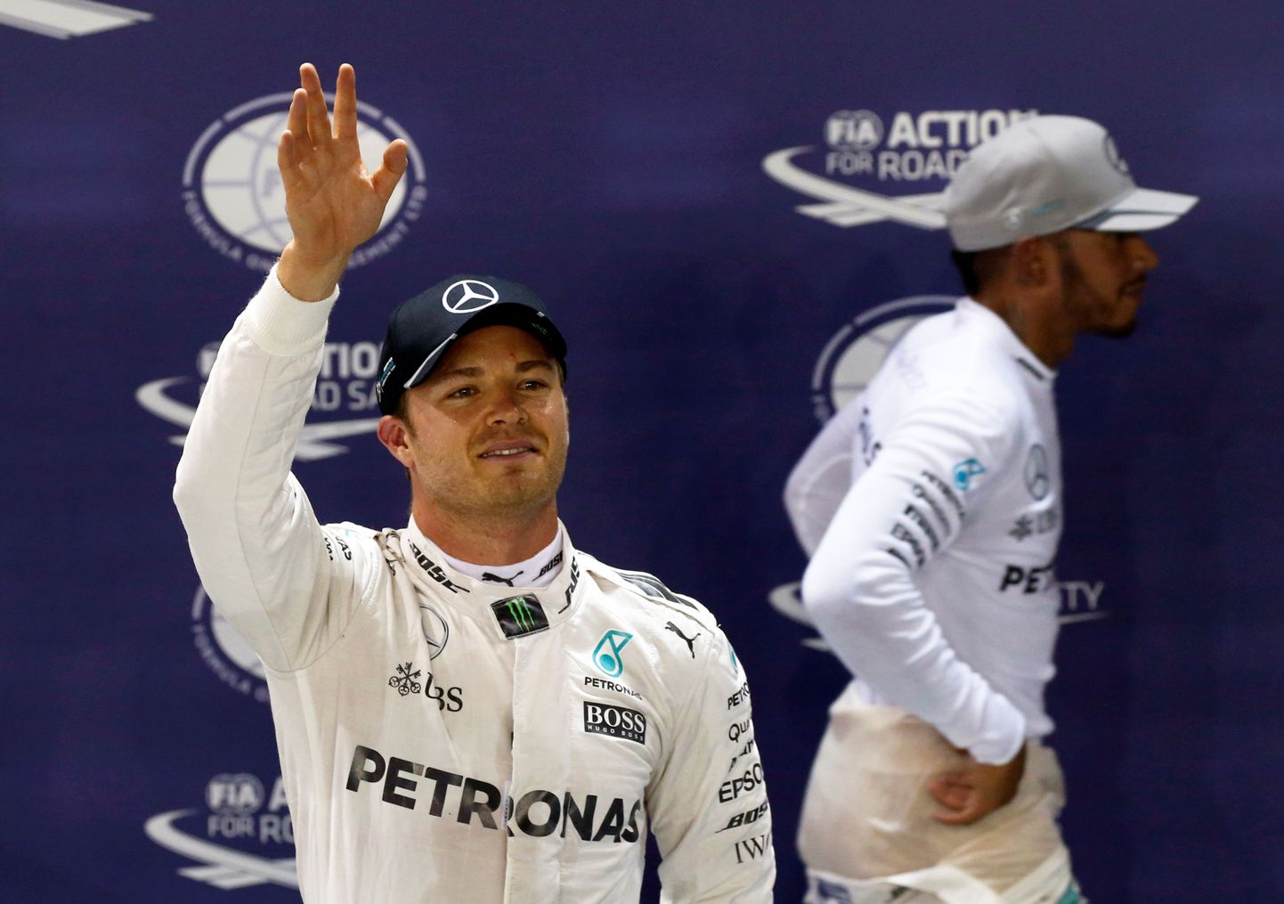 Nico Rosberg surub oma tiimikaaslase Lewis Hamiltoni tagaplaanile.
