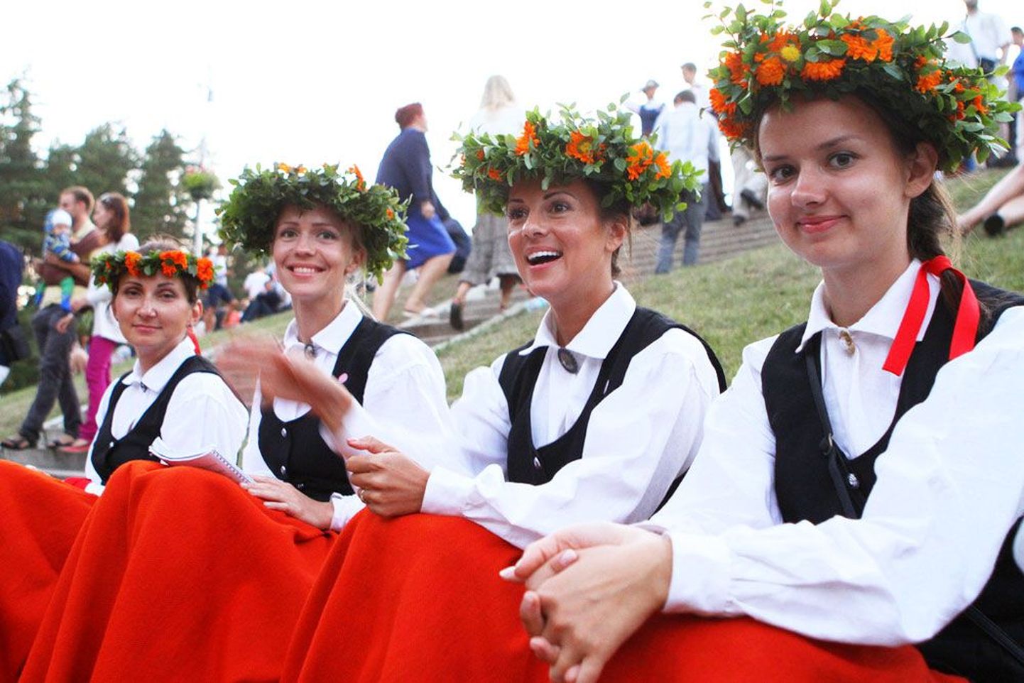 Lätlannad oma rõõmu ei varja: laulupidu on nende jaoks suursündmus. Aga eesti noormehed põrkasid raskustele, kui ihkasid nende oskusi lähemalt näha.