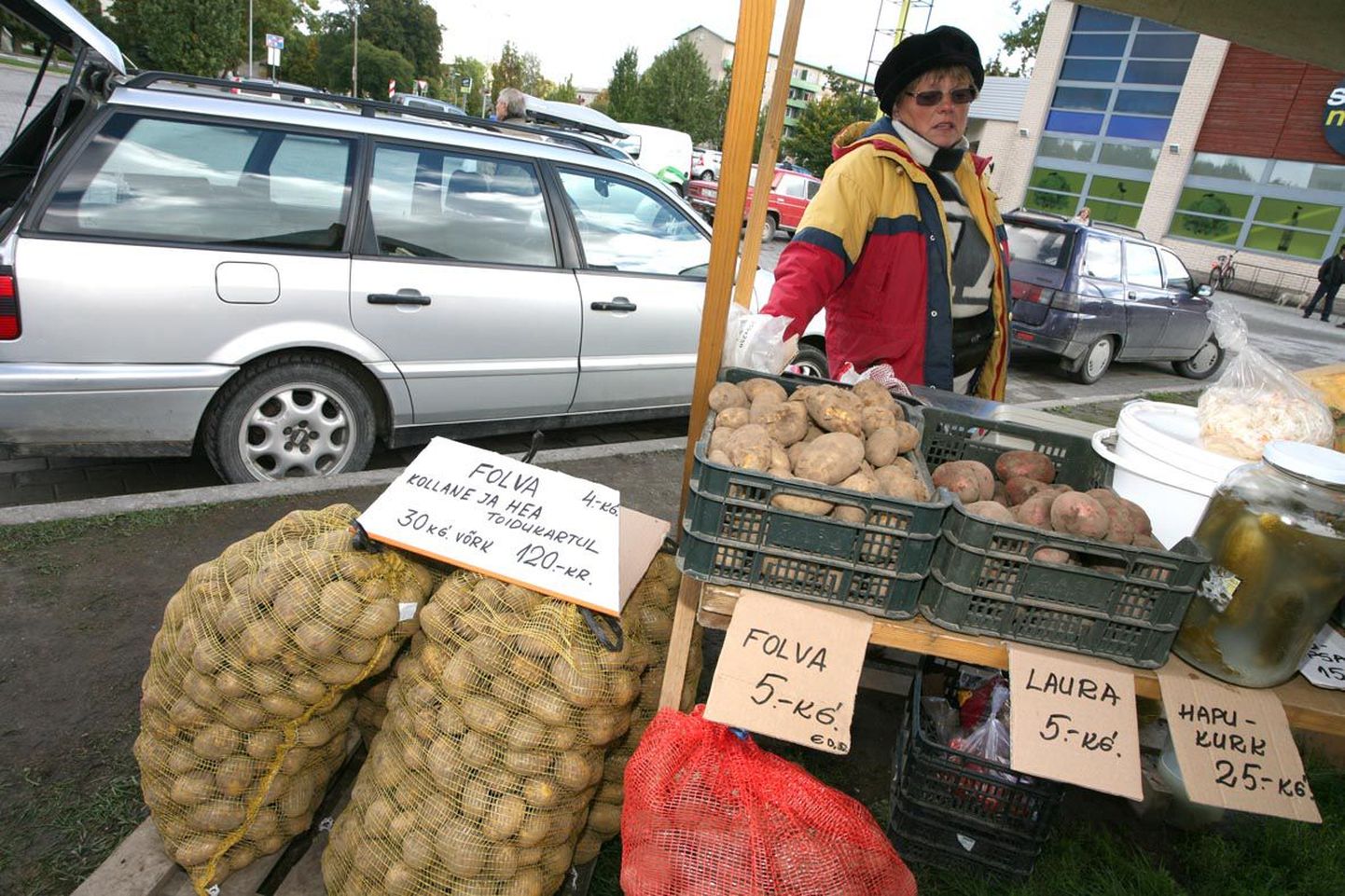 Paide Selveri ees kartulite ja köögiviljaga kauplevalt Maie Kaljusaarelt ostetakse kartulit praegu peamiselt kilokaupa, sest keldrid on soojad ja linlased veel talvevarusid kokku ei osta.