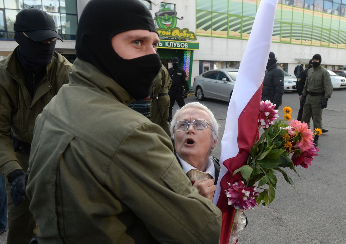 2020. gada 19. septembris, Minska, Baltkrievija. Baltkrievijas policisti sieviešu solidaritātes akcijā aiztur septiņdesmit trīs gadus veco opozīcijas aktīvisti Ņinu Baginskaju. Opozīcijas aktīvisti katru dienu rīko protesta akcijas, pieprasot jaunas vēlēšanas starptautiskā uzraudzībā.
