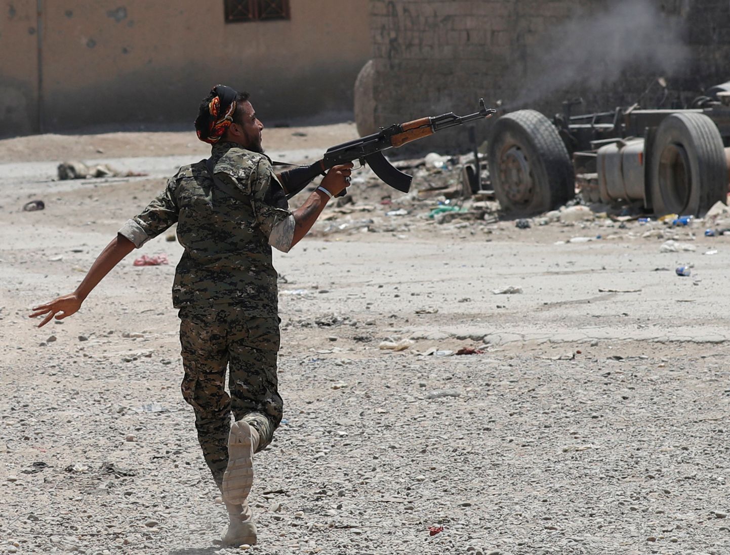 Kurdi rahvusest sõdur tulistamas ISISe võitlejate pihta Raqqa linnas.