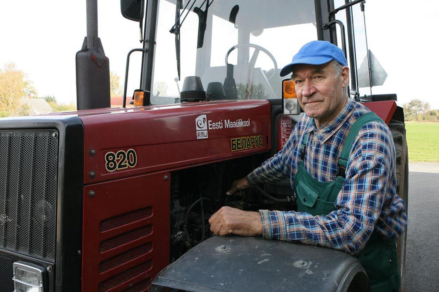 Kuuskümmend aastat traktoriroolis pole võtnud Peeter Schihalejevilt töötegemislusti.