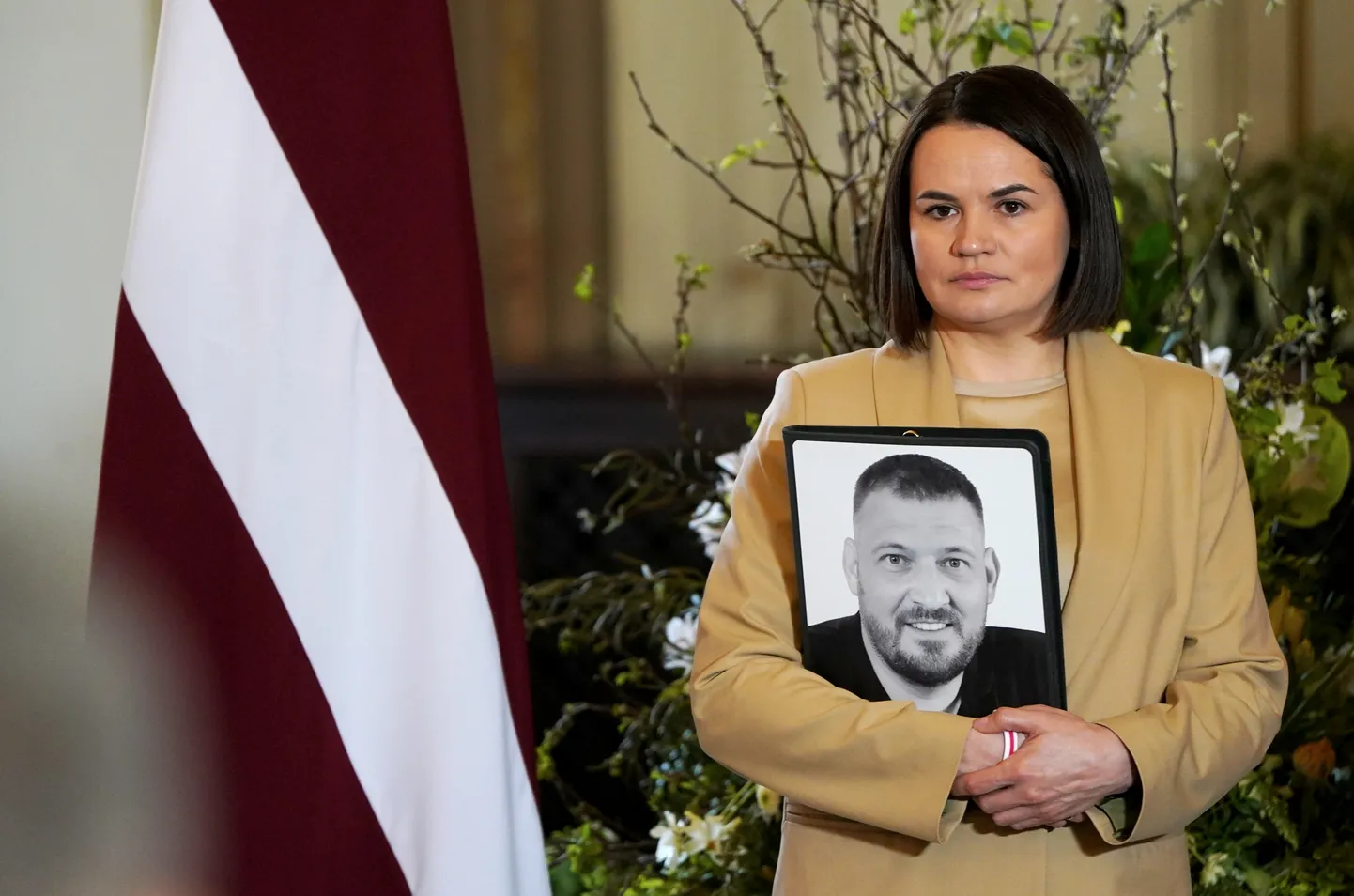 Светлана Тихановская с фотографией своего мужа в руках